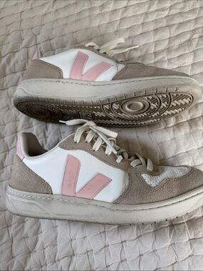 Veja Sneakers  Suede & Leather in Pink and Cream 40